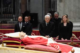 Sergio Mattarella a San Pietro per l'omaggio a Papa Ratzinger