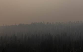 Il fumo del Dixie Fire sopra le montagne vicino a Greenville