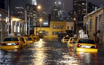 NEW YORK - (121030) -- NEW YORK, Oct. 30, 2012 () -- Photo taken on Oct. 29, 2012 shows vehicles in a flooded street in Queens Borough of New York, the United States. Sandy, the 10th hurricane this year, was considered one of the strongest storms ever to affect the U.S. east coast. (/Wang Chengyun) (syq) (NEW YORK - 2012-10-30, Wang Chengyun / Xinhua/photoshot) p.s. la foto e' utilizzabile nel rispetto del contesto in cui e' stata scattata, e senza intento diffamatorio del decoro delle persone rappresentate