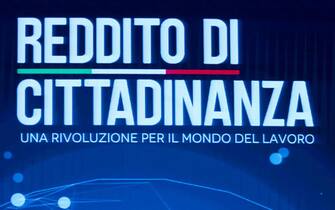 Il presidente del Consiglio Giuseppe Conte (S) con il ministro del Lavoro dello Sviluppo economico e vicepremier Luigi Di Maio (D) durante la presentazione del sito ufficiale e della card del reddito di cittadinanza, Roma, 04 febbraio 2019. ANSA/ANGELO CARCONI