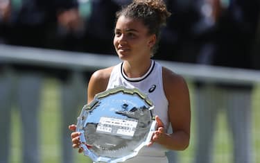 epa11476077 Jasmine Paolini of Italy pose with her trophy after losing the Women's Singles final match against Barbora Krejcikova of the Czech Republic at the Wimbledon Championships in London, Britain, 13 July 2024.  EPA/NEIL HALL  EDITORIAL USE ONLY