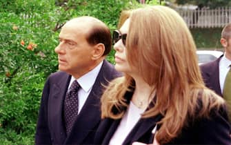 Silvio Berlusconi  con la moglie Veronica Lario, al funerale dello zio materno Luigi Foscale (ex amministratore di numerose holding del gruppo Finivest e da 22 anni direttore del Teatro Manzoni), morto nel 2000 all'eta' di 85 anni.     MAURIZIO VIALE/ANSA