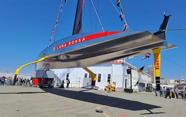 Varata la nuova Ac75 di Luna Rossa a Cagliari, 13 aprile 2024. Con la benedizione del vescovo Giuseppe Baturi è scattato alle 13.23 il via alla nuova avventura della barca che cercherà di portare in Italia la Coppa America. La madrina dell'inaugurazione è stata come al solito Miuccia Prada accompagnata dal patron Patrizio Bertelli. Poi la fatidica frase 'Io ti battezzo Luna Rossa'. Con la bottiglia di spumante che si è schiantata sulla scocca argentata della nuova barca dai colori argento, grigio e rosso con due ali gialle che la faranno "volare" sull'acqua. Uno scafo molto affusolato per affrontare meglio le onde.
ANSA/ ROBERTA CELOT