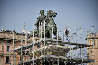 Sono stati ultimati i lavori di ripulitura della statua equestre di Vittorio Emanuele in piazza Duomo che era stata imbrattata dagli attivisti per il clima, Milano, 05 Ottobre 2023.   ANSA/MATTEO CORNER