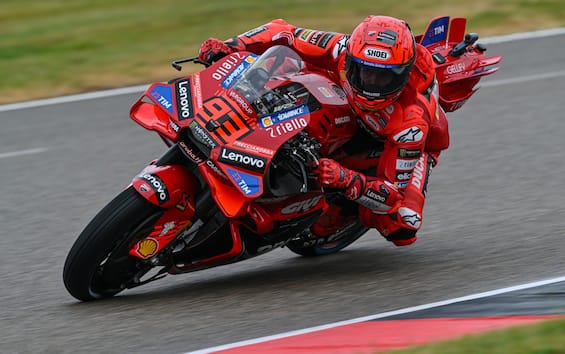 https://static.sky.it/editorialimages/08132cce79a65c3516ecf27ead765d1d8edaf2f4/skysport/it/motori/motogp/2025/07/12/motogp-qualifiche-gp-germania-highlights-video/marquez_dorna_bagnato.jpg?im=Resize,width=565