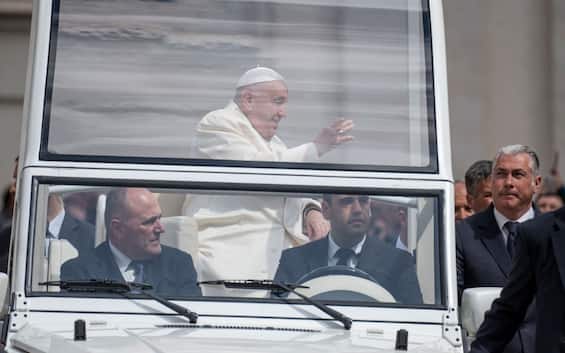 Il Papa in piazza San Pietro con la Papamobile poi incontra i giovani