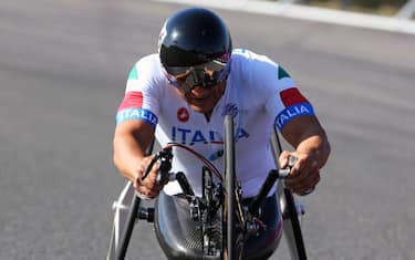 Vitelaru in gara con la handbike di Alex Zanardi