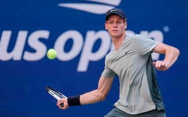 epa11590255 Jannik Sinner of Italy in action against Jack Draper of Great Britain during their men's semifinals match of the US Open Tennis Championships at the USTA Billie Jean King National Tennis Center in Flushing Meadows, New York, USA, 06 September 2024.  EPA/CJ GUNTHER