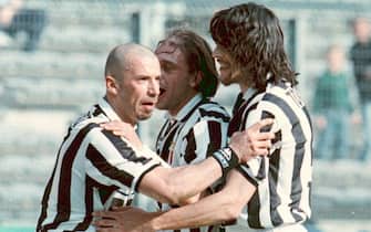 L'attaccante della Juventus, Gianluca Vialli (S), festeggia con i compagni Antonio Conte (C) e Moreno Torricelli (D), dopo aver realizzato il gol vittoria (2-1) nel derby contro il Torino allo stadio Delle Alpi di Torino, 6 aprile 1996. ANSA/LOBERA