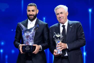 ISTANBUL, TURKIYE- AUGUST 25: UEFA Men's Player of the Year, Karim Benzema of Real Madrid CF and UEFA Men's Coach of the Year, Carlo Ancelotti, Head Coach of Real Madrid CF pose for a photograph after the UEFA Champions League 2022/23 Group Stage Draw at Halic Congress Centre on August 25, 2022 in Istanbul, Turkiye. (Photo by Lukas Schulze - UEFA/UEFA via Getty Images)