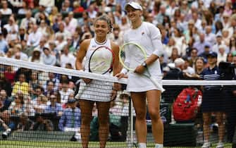 epa11475712 Jasmine Paolini  (L) of Italy and Barbora Krejcikova of the Czech Republic pose before their Women's Singles final match at the Wimbledon Championships in London, Britain, 13 July 2024.  EPA/TOLGA AKMEN  EDITORIAL USE ONLY