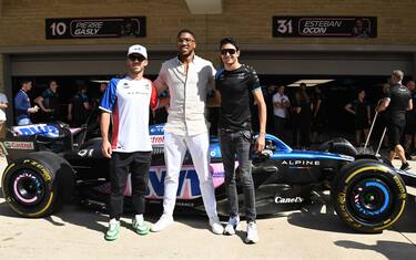 CIRCUIT OF THE AMERICAS, UNITED STATES OF AMERICA - OCTOBER 22: Pierre Gasly, Alpine A523 and Esteban Ocon, Alpine A523 meet heavyweght boxer and new team investor Anthony Joshua during the United States GP at Circuit of the Americas on Sunday October 22, 2023 in Austin, United States of America. (Photo by Mark Sutton / LAT Images)