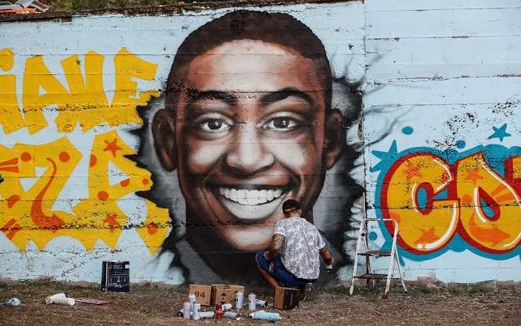 Il Municipio Roma VIII "ha sostenuto e raccolto la proposta arrivataci dall'Associazione neri italiani black italians (Nibi) assieme alla comunita' capoverdiana per realizzare sul nostro territorio un murales in ricordo di Willy Monteiro. Il luogo individuato e' un muro proprio fuori la Facolta' di Lettere e filosofia dell'Universita' Roma Tre (in via Ostiense angolo via Caduti Senza Croce), Roma, 16 Settembre 2020. 
ANSA/GIUSEPPE LAMI