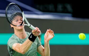 epa11642945 Jannik Sinner of Italy in action during his Men's Singles match against Taro Daniel of Japan at the Shanghai Masters tennis tournament in Shanghai, China, 05 October 2024.  EPA/ALEX PLAVEVSKI