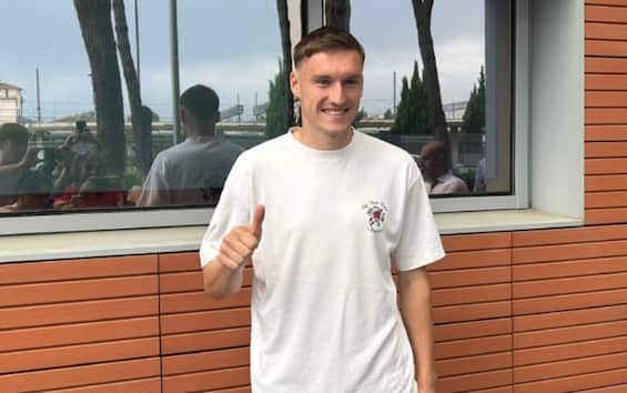 https://static.sky.it/editorialimages/08b5114c19e610c2cbf01f6b554a673a21ae9b71/skysport/it/calcio/calciomercato/video/2025/08/03/pisa-aebischer-arrivo-calciomercato-news-1027475/aebischer_pisa.jpg?im=Resize,width=565