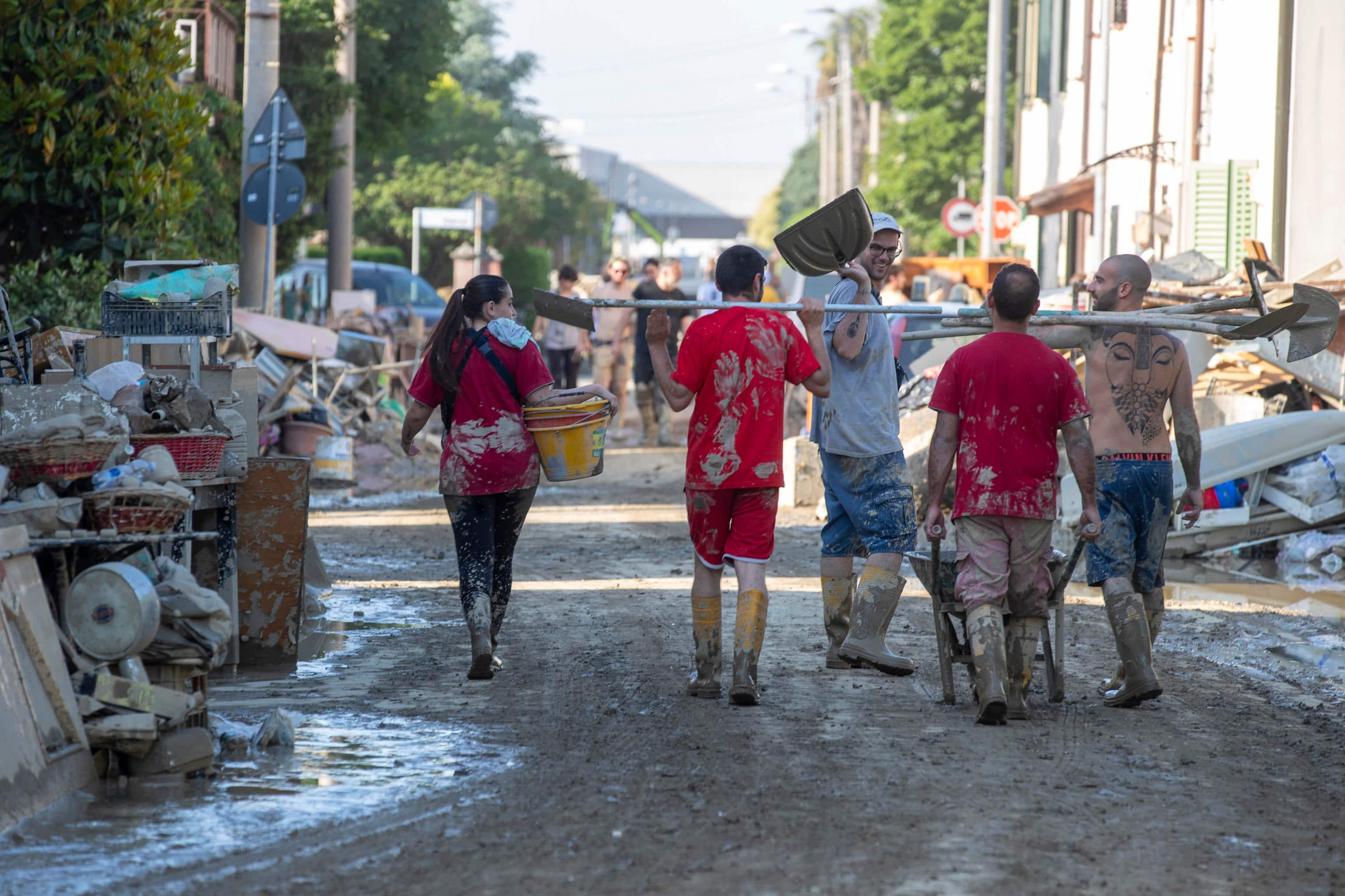 Volontari liberano strade e abitazioni dal fango a Sant' Agata sul Santerno, coperta da fango lasciato dal fiume Santerno dopo la rottura dell' argine, 23 maggio 2023. 
Volunteers free streets and houses from mud in Sant'Agata sul Santerno (Ravenna), Italy, 23 May 2023.
ANSA/ FABRIZIO ZANI