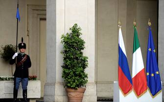 Le bandiere di Russia, Italia e Ue