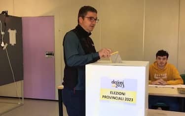 Il presidente della Provincia autonoma di Trento, Maurizio Fugatti, vota per le elezioni provinciali in Trentino, 22 ottobre 2023. L'affluenza alle urne alle 11, orario della prima rilevazione della giornata, è del 13,14%, cioè di 58.036 votanti. L'affluenza nelle precedenti provinciali del 2018, alla stessa ora, era stata del 14,4%.     ANSA