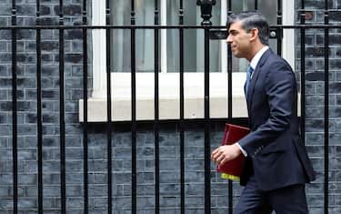 epa11360013 British Prime Minister Rishi Sunak departs his official residence, 10 Downing Street, to attend the Prime Minister's Questions (PMQs) at the Parliament in London, Britain, 22 May 2024.  EPA/NEIL HALL