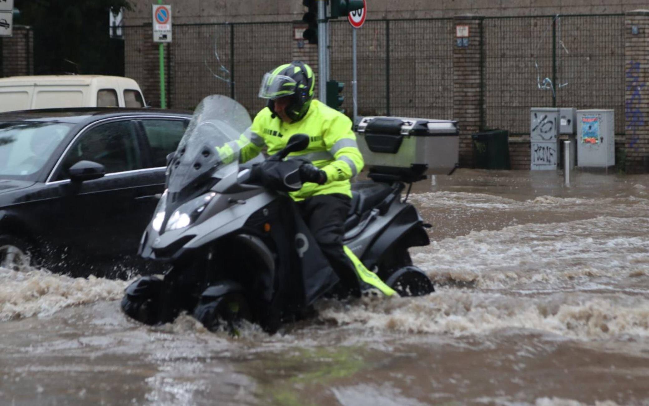 Maltempo, Nubifragio Su Milano. Esonda Il Seveso: Strade Allagate E ...