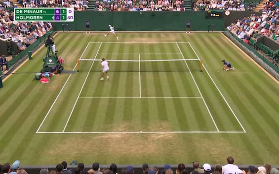 https://static.sky.it/editorialimages/08f49b3e57a6e5f4008dd7273d48f92ea1df00f2/skysport/it/tennis/video/2025/07/05/de-minaur-holmgren-punto-wimbledon/screen_De_Minaur-Holmgren.jpg?im=Resize,width=565