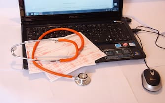 SCRIVANIA DI UN MEDICO DI BASE, RICETTE, COMPUTER E STETOSCOPIO (FANO - 2012-02-07, Vito Panico / Fotogramma) p.s. la foto e' utilizzabile nel rispetto del contesto in cui e' stata scattata, e senza intento diffamatorio del decoro delle persone rappresentate