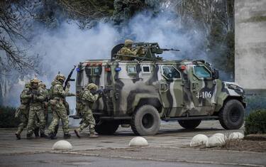 epa09750329 Ukrainian police and National Guard servicemen take part in an exercises near the Kalanchak village of Skadovsk district of Kherson area, South Ukraine, 12 February 2022. The special tactical training exercises for timely and effective response to situation with destabilizing factors were conducted in Kherson region, which are located critically close to the administrative border with Crimea peninsula annexed by Russia in 2014. More than thousand law enforcement officers (police, National Guard, State Emergency Service, Border Guard service, State migration Service and so on) special equipment, including a helicopter group were involved in the exercises.  EPA/OLEG PETRASYUK