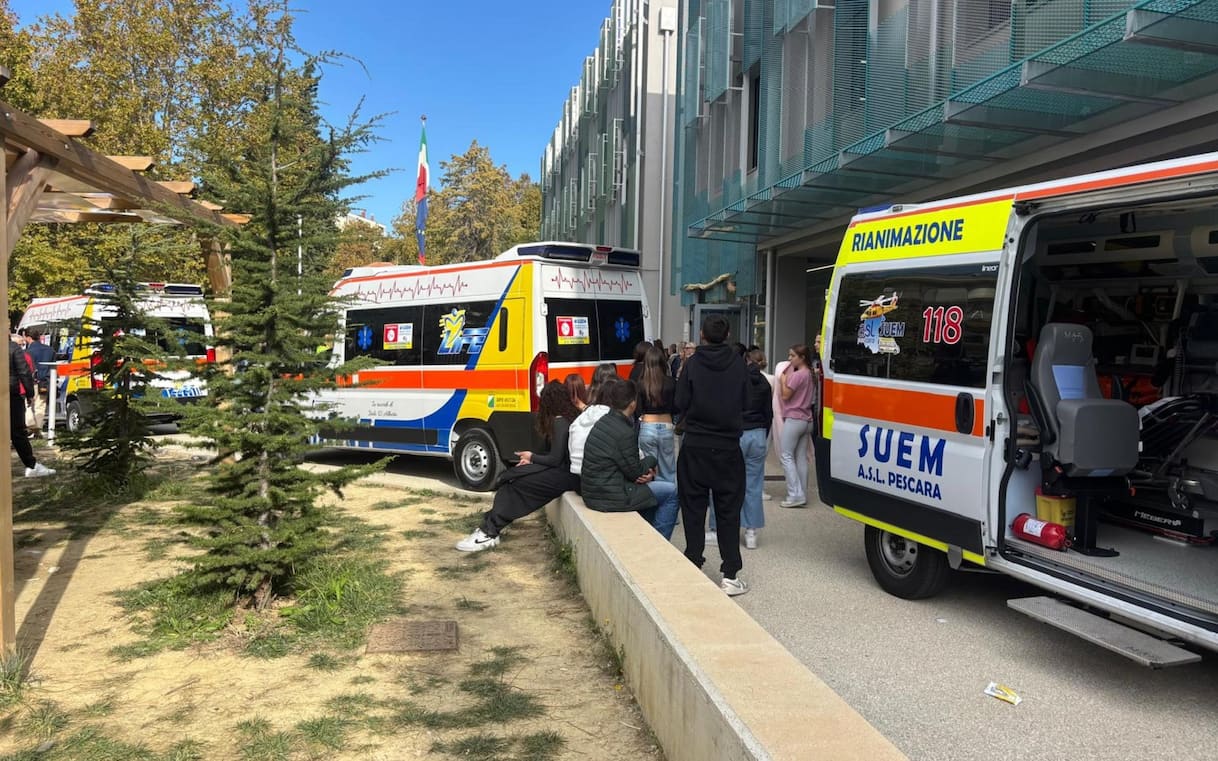 Pescara, liceo Marconi evacuato: malori per sostanza lanciata in aula Pescara, liceo Marconi evacuato: malori per sostanza lanciata in aula