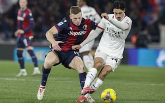 Bologna's Lewis Ferguson (L) and Milan's Tijjani Reijnders (R) in action during the Italian Serie A soccer match Bologna FC vs AC Milan at Renato Dall'Ara stadium in Bologna, Italy, 27 February 2025. ANSA /ELISABETTA BARACCHI