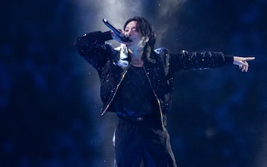 20 November 2022, Qatar, Al-Khor: Soccer, World Cup 2022 in Qatar, Qatar - Ecuador, preliminary round, Group A, Matchday 1, opening match at Al-Bait Stadium. South Korean superstar Jung Kook of the band BTS (Bangtan Boys) sings during the opening ceremony. Photo: Tom Weller/dpa