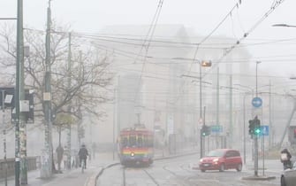 Nebbia in zona Navigli, Milano, 17 dicembre 2022. 
ANSA/PAOLO SALMOIRAGO