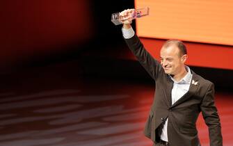 epa10702665 Spanish sommelier Miguel Angel Millan, from DiverXO Restaurant, receives the Best Sommelier Award during the World's 50 Best Restaurants gala in Valencia, Spain, 20 June 2023. The gala awards the 50 best restaurants and chefs of the world.  EPA/Manuel Bruque