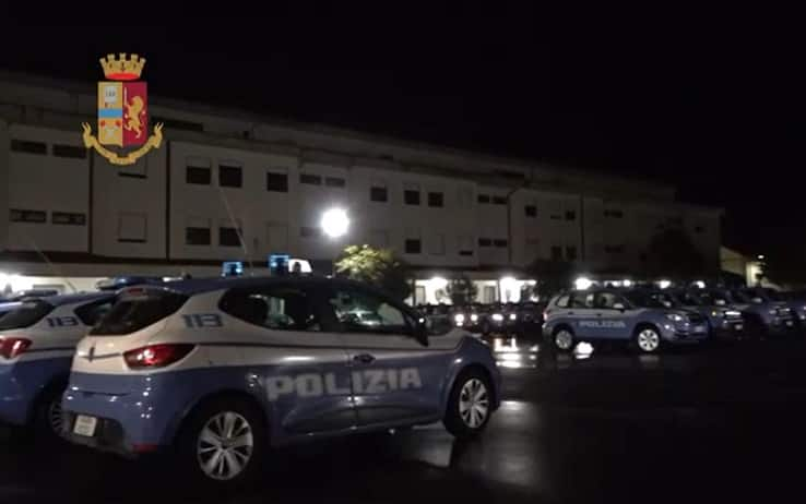 La Polizia ha eseguito stamani, con il coordinamento della Direzione distrettuale antimafia di Catanzaro, un'ordinanza cautelare emessa dal Gip nei confronti di 62 indagati. Le accuse contestate, a vario titolo, sono associazione a delinquere di stampo mafioso, associazione a delinquere finalizzata al traffico di sostanze stupefacenti, estorsione, ricettazione, furto, porto e detenzione illegale di armi da fuoco, per la maggior parte sono aggravati dal metodo mafioso, ed altri gravi reati, avvenuti nel capoluogo di regione. Gli arresti sono stati eseguiti nella zona sud di Catanzaro a carico di esponenti della comunità rom. ANSA/US POLIZIA +++ NPK +++ NO SALES, EDITORIAL USE ONLY +++