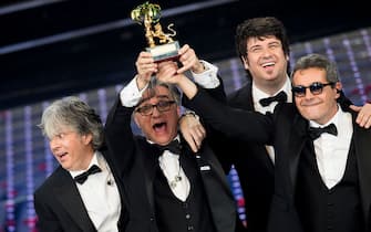 Italian Band Stadio, winners of the 66th Italian Music Festival in Sanremo, pose with the award at the Ariston theatre during the closing night on February 13, 2016 in Sanremo, Italy (Photo by Manuel Romano/NurPhoto) (Photo by NurPhoto/NurPhoto via Getty Images)