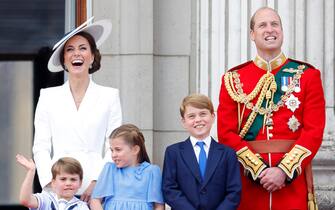 LONDON, UNITED KINGDOM - JUNE 02: (EMBARGOED FOR PUBLICATION IN UK NEWSPAPERS UNTIL 24 HOURS AFTER CREATE DATE AND TIME) Prince Louis of Cambridge, Catherine, Duchess of Cambridge, Princess Charlotte of Cambridge, Prince George of Cambridge and Prince William, Duke of Cambridge (wearing the uniform of Colonel of the Irish Guards) watch a flypast from the balcony of Buckingham Palace during Trooping the Colour on June 2, 2022 in London, England. Trooping The Colour, also known as The Queen's Birthday Parade, is a military ceremony performed by regiments of the British Army that has taken place since the mid-17th century. It marks the official birthday of the British Sovereign. This year, from June 2 to June 5, 2022, there is the added celebration of the Platinum Jubilee of Elizabeth II in the UK and Commonwealth to mark the 70th anniversary of her accession to the throne on 6 February 1952. (Photo by Max Mumby/Indigo/Getty Images)