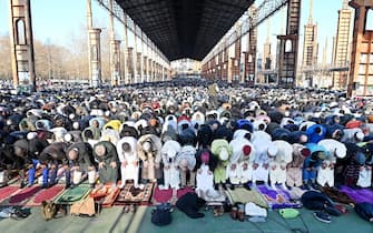 Preghiera per la fine del Ramadan sotto la tettoia del parco dora, Torino, 30 marzo 2025 ANSA/ALESSANDRO DI MARCO
