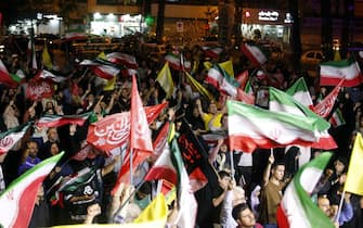 Festeggiamenti a Teheran TEHRAN, IRAN - JUNE 14: Iranians gather in Tehran's Enghelab Square to watch and celebrate the country's ballistic missile retaliation against Israel, following Israeli strikes on June 14, 2025. People waved Iranian, Palestinian, and Hezbollah flags and chanted slogans while thanking military officials during the large-scale rally. (Photo by Fatemeh Bahrami/Anadolu via Getty Images)