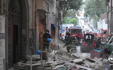 Vigili del fuoco e forze dell'ordine sul luogo, in Via Peppino De Filippo, a Napoli, dove c'è stata un'esplosione presumibilmente generata da un alcune bombole di gas, 25 giugno 2025. La deflagrazione ha causato danni a due appartamenti. Da uno degli alloggi è stata estratta viva una donna. ANSA/CESARE ABBATE
