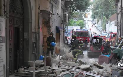 Vigili del fuoco e forze dell'ordine sul luogo, in Via Peppino De Filippo, a Napoli, dove c'è stata un'esplosione presumibilmente generata da un alcune bombole di gas, 25 giugno 2025. La deflagrazione ha causato danni a due appartamenti. Da uno degli alloggi è stata estratta viva una donna. ANSA/CESARE ABBATE