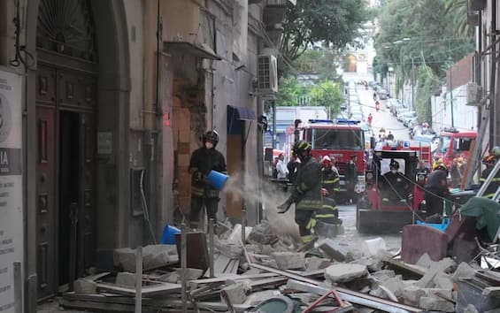 Napoli, esplosione vicino via Foria: un morto, grave una donna. Ipotesi fuga di gas Napoli, esplosione vicino via Foria: un morto, grave una donna. Ipotesi fuga di gas