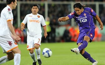 200925-FIRENZE-SPO:CALCIO SERIE A, FIORENTINA-ROMA; Manuel Vargas segna  la rete dell' uno a zero, questa sera allo stadio Artemio Franchi
ANSA/MAURIZIO DEGL' INNOCENTI