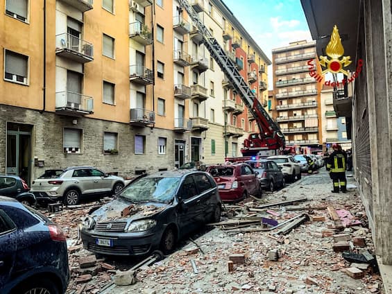 Torino, esplosione in un appartamento: cinque persone ferite Torino, esplosione in un appartamento: cinque persone ferite