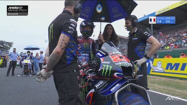 Prime gocce di pioggia in griglia, i piloti partono per il Warm Up lap