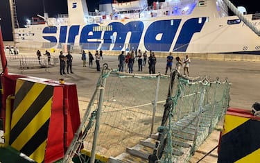 La nave Mediterranea, con a bordo dieci naufraghi soccorsi nel Canale di Sicilia, è approdata a Trapani e i migranti a bordo sono già sbarcati, 23 agosto 2025. Si era vista assegnare Genova come porto di sbarco, distante circa 600 miglia nautiche (tre giorni di navigazione) dall'isola di Pantelleria, dove si trovava.
ANSA/Francesco Terracina