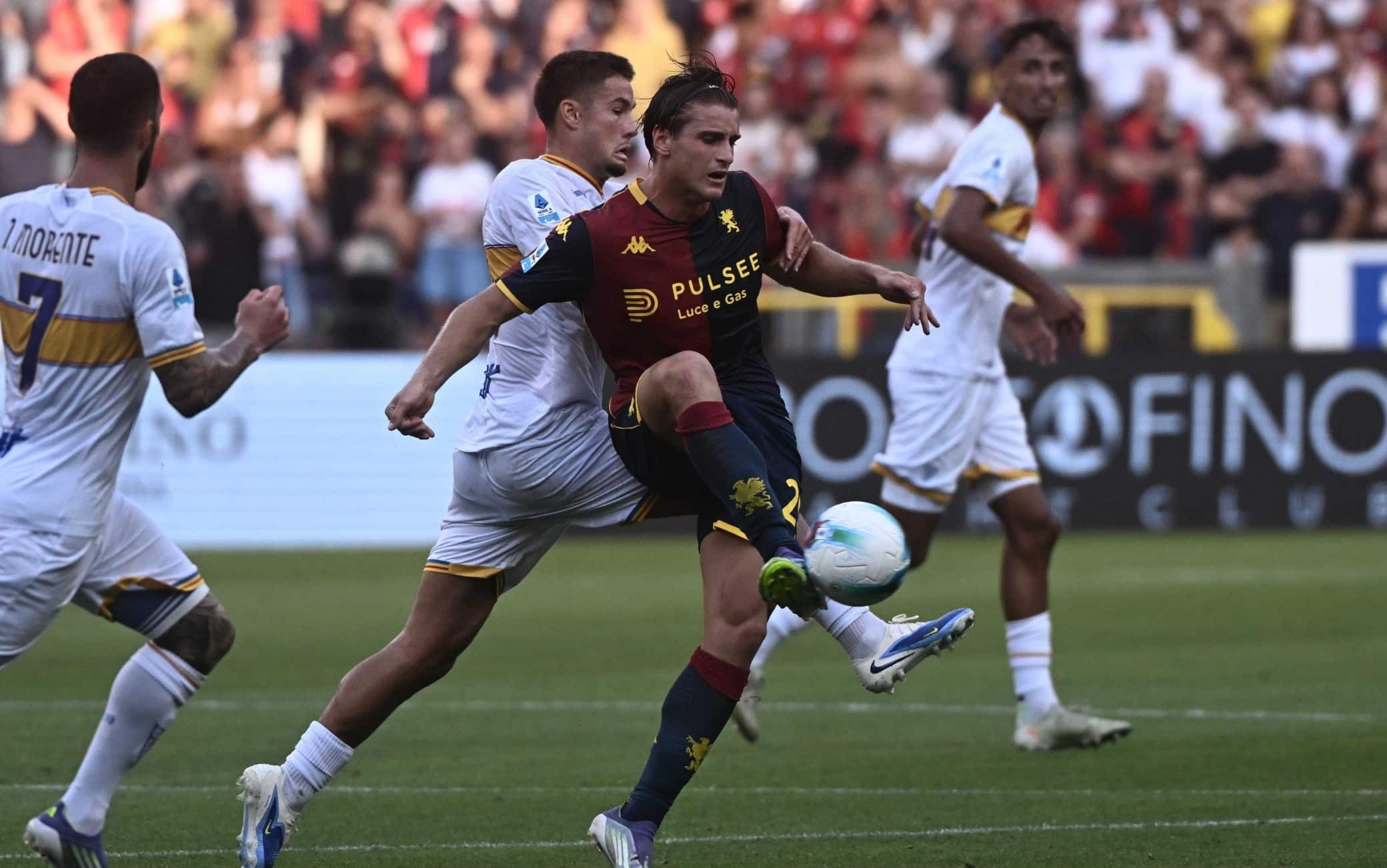 Finisce il primo tempo di Genoa-Lecce: occasioni da una parte e dall'altra ma risultato che non si sblocca. Grande parata di Falcone nel finale della prima frazione su Valentin Carboni