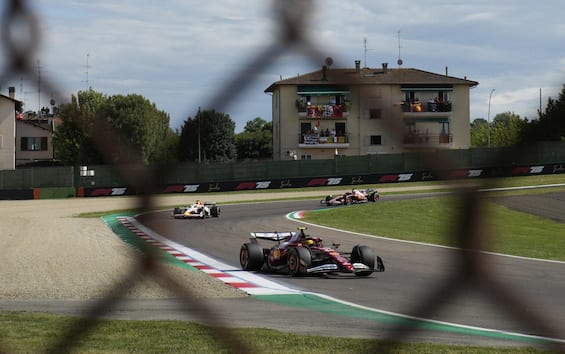 https://static.sky.it/editorialimages/098e23a494edeba8230d2c13b8ca43c5ee15f5f6/skysport/it/motori/formula-1/video/2025/05/18/f1-gp-imola-capelli-commento-video/ferrari_ansa_imola.jpeg?im=Resize,width=565