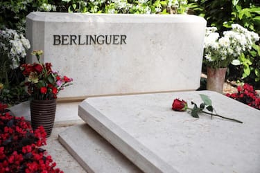 La tomba di Enrico Berlinguer al cimitero Flaminio a Roma, 11 giugno 2019. Oggi una delegazione del Partito Democratico, composta dalla vicesegretaria Paola De Micheli, dai parlamentari Enrico Borghi e Francesco Verducci in rappresentanza dei gruppi di Camera e Senato, in occasione del 35/mo anniversario della scomparsa di Enrico Berlinguer, ha partecipato alla cerimonia di commemorazione svoltasi presso il Cimitero Flaminio. ANSA/ ALESSSANDRA CHINI