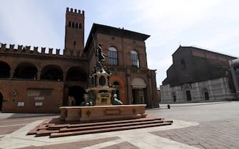 Emergenza Coronavirus, Citta' di Bologna deserta per le misure adottate dal governo per contenere il contagio del covid-19, Nella foto Piazza Maggiore (BOLOGNA - 2020-04-19, GIANNI SCHICCHI) p.s. la foto e' utilizzabile nel rispetto del contesto in cui e' stata scattata, e senza intento diffamatorio del decoro delle persone rappresentate