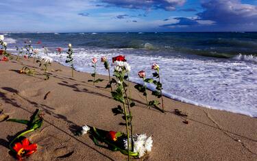 In migliaia hanno sfilato per le strade di Steccato di Cutro dove appena 15 giorni fa è avvenuta una delle più gravi stragi di migranti nel naufragio di una imbarcazione a un centinaio di metri dalla spiaggia, 11 marzo 2023. Il corteo è stato aperto dalla croce realizzata con parte del relitto della nave portata a turno dai partecipanti. Tra i manifestanti alcuni parenti delle vittime del naufragio. Il momento più forte sulla spiaggia della strage, a conclusione del corteo. Dopo un minuto di raccoglimento la manifestazione si è conclusa, ma in tanti sono rimasti in spiaggia a pregare, deporre un fiore o a piangere.
ANSA/FRANCESCO ARENA