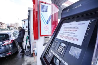 Sciopero dei benzinai contro il decreto trasparenza per il caro carburante. A poche ore dall'inizio, il 24 gennaio 2023, i distributori di benzina a Torino si preparano alla mobilitazione nazionale ANSA/JESSICA PASQUALON